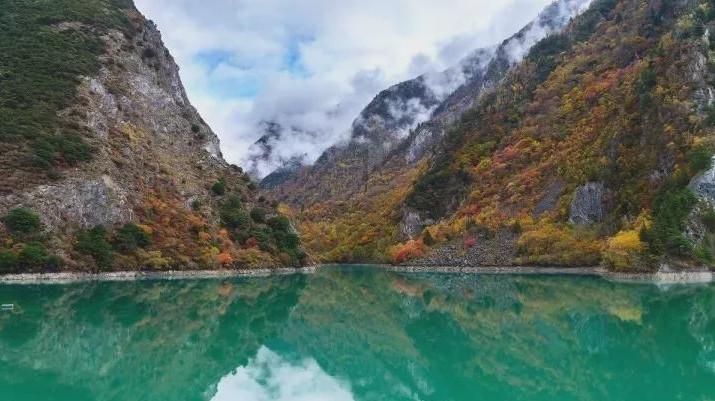 女生遭拉凳子摔骨折，获赔7万后，父亲怒斥她讹诈，已断绝关系